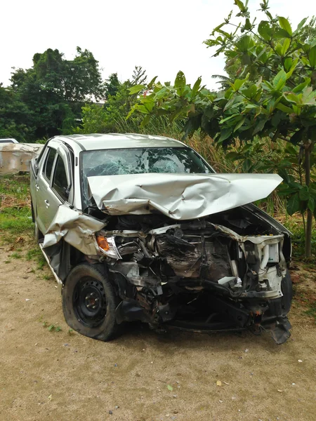 araba kazasından sonra hasarlı araç