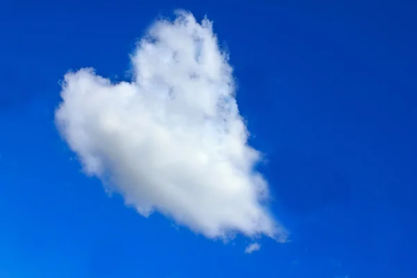 Fluffy cloud of the shape of heart — Stock Photo, Image