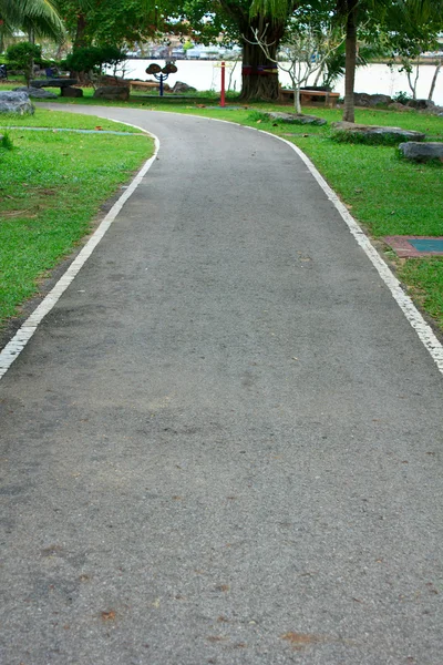 Parkta yürüyüş yolu — Stok fotoğraf