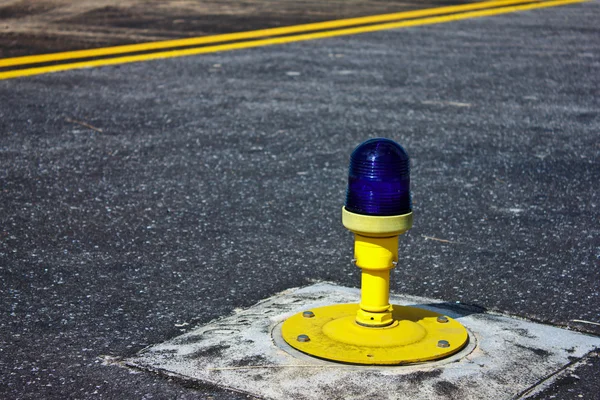 Luz no taxiway — Fotografia de Stock