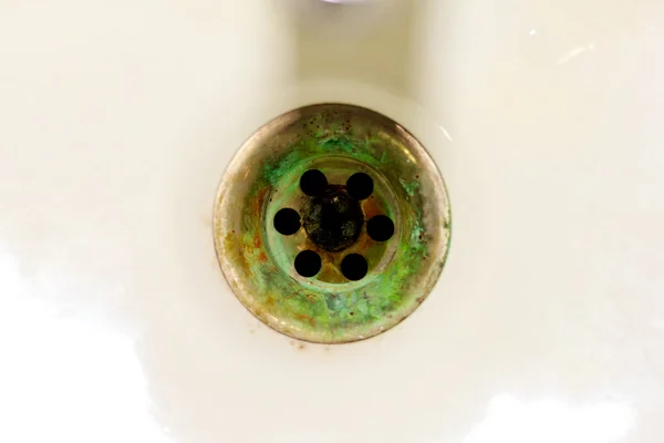 Зелений іржі каналізаційні басейну — стокове фото