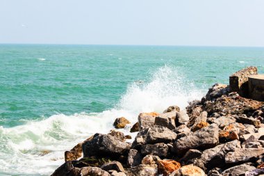 büyük dalgalar kayalar çökmesini