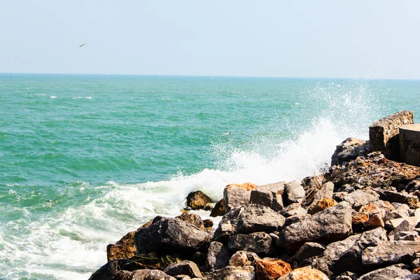 Huge waves crashing on the rocks — Stock Photo, Image