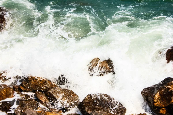 Obrovské vlny zřítilo na skalách — Stock fotografie