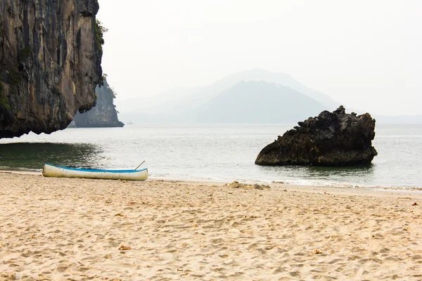 Canoa outrigger na praia — Fotografia de Stock