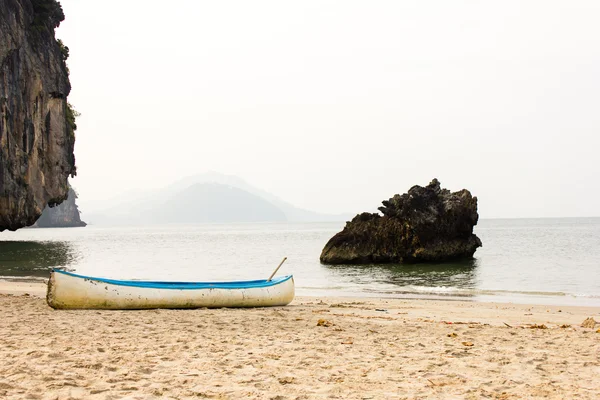 在海滩上只独木舟 — 图库照片