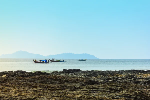 Rotsen op het strand — Stockfoto