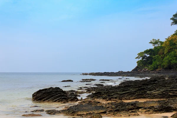 Rotsen op het strand — Stockfoto