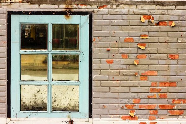Fönster på tegelväggen — Stockfoto