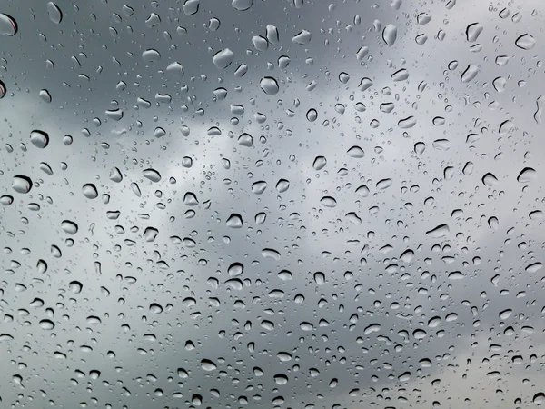 Gotas de lluvia sobre el vidrio — Foto de Stock