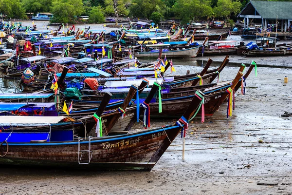 เรือประมงที่ตลาดปลา — ภาพถ่ายสต็อก