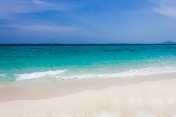 Zee strand blauwe hemel — Stockfoto