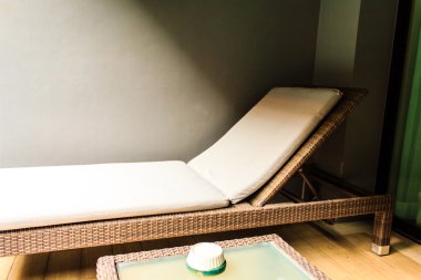 Lounge şezlong içinde havuz