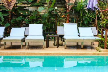 Lounge şezlong içinde havuz