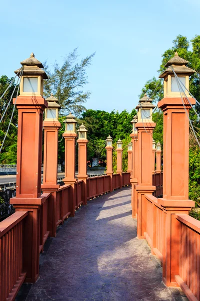 Puente sobre el arroyo — Foto de Stock