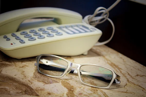 Óculos de mesa telefone — Fotografia de Stock