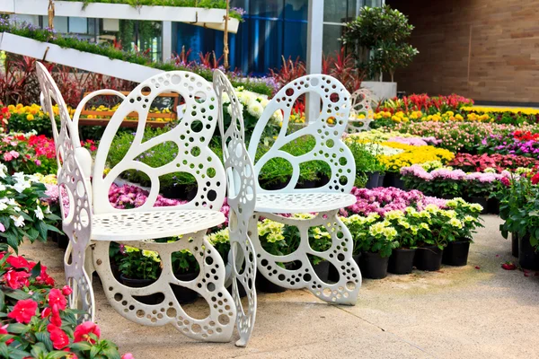 Weißer Stuhl im Garten — Stockfoto