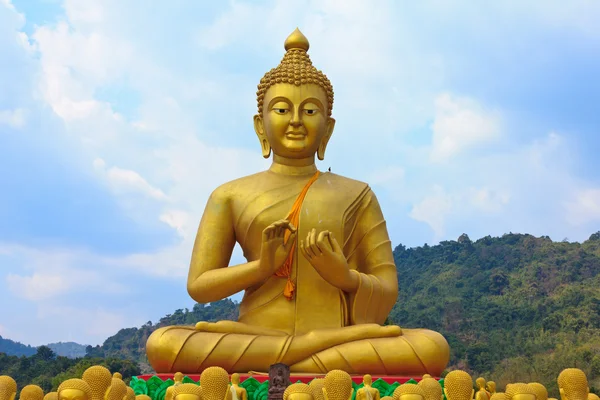 Muchos buda estatua bajo el cielo azul en el templo —  Fotos de Stock