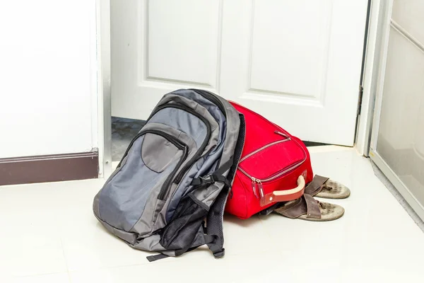 Saco de viagem vermelho, mochila e sapatos — Fotografia de Stock