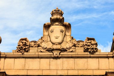 Kapının yer alan oyma kaya