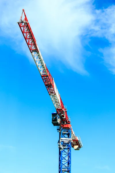 Věžový jeřáb s modrou oblohou — Stock fotografie