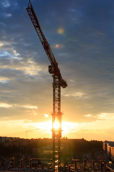 日没の建設クレーン建筑起重机与日落 — ストック写真