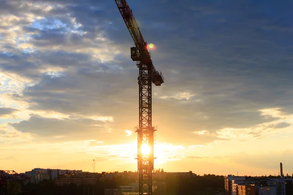 Guindaste de construção com pôr do sol — Fotografia de Stock