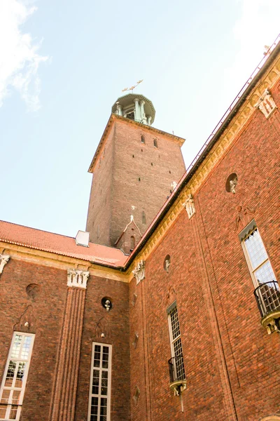 Eski şehir Stockholm city hall tower toplayan yaz, — Stok fotoğraf