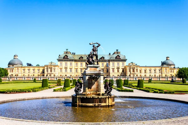 Fontanna przed drottningholms slott (Pałac Królewski) — Zdjęcie stockowe