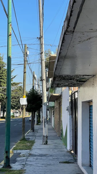Toluca, Estado de Mexico, Meksika. 20 Kasım 2021: Kaldırımda sırıkla boş cadde