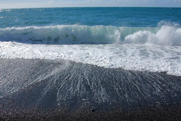 Black sand beach — Stock Photo, Image