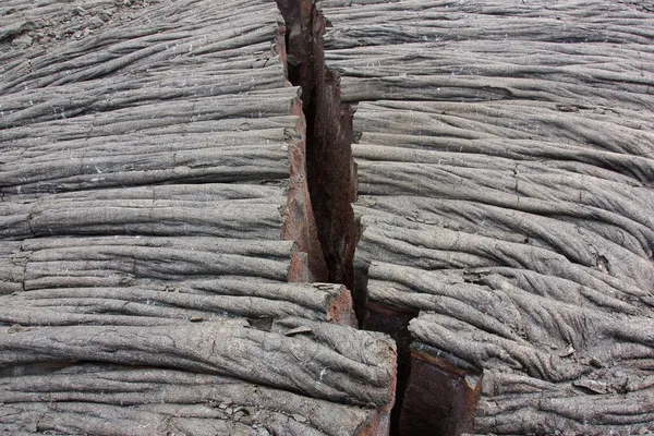 Трещина в базальтовой ропиевой лаве — стоковое фото