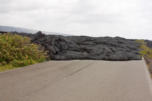 Estrada bloqueada por um fluxo de lava — Fotografia de Stock