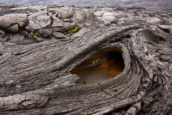 Buraco em um fluxo de lava — Fotografia de Stock