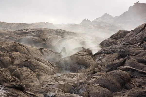 Gas vulcanici e un flusso di lava — Foto Stock