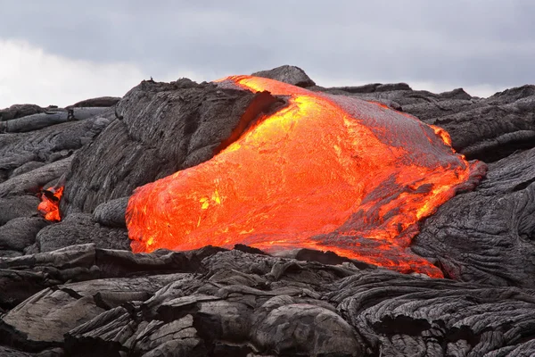 Lava quente vermelha fluindo — Fotografia de Stock