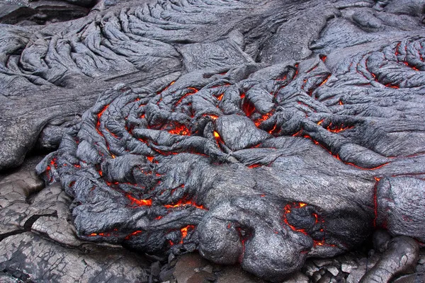 Fluxo de lava rachaduras brilhando em vermelho — Fotografia de Stock