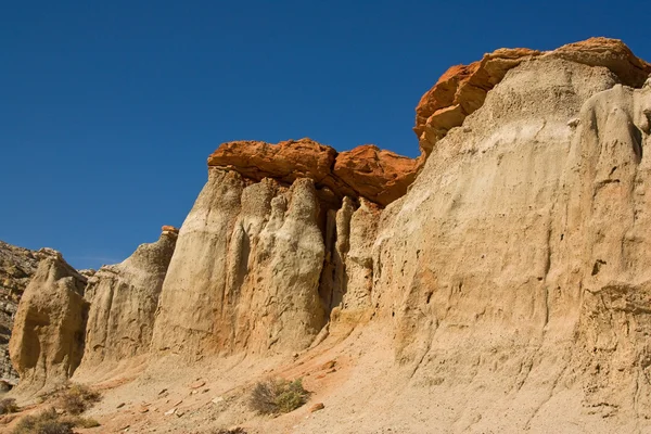 Siltstone cliff borított egy réteg homokkő — Stock Fotó