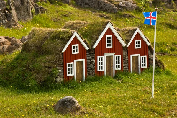 küçük İzlandalı evleri