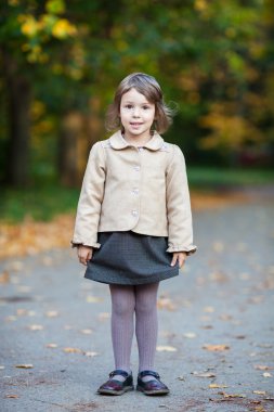 yeni ayakkabı sonbahar parkta güzel iskambil kız