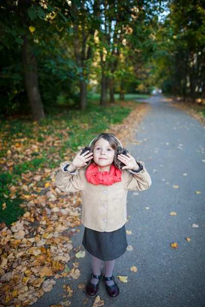 küçük kız park işitme doğa sesleri açık. görünümünün üzerinde