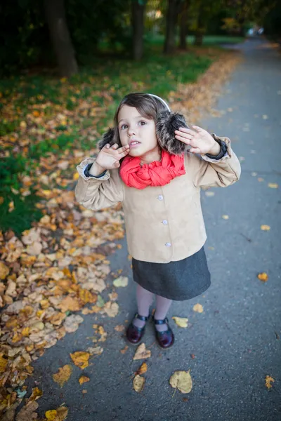 Mała dziewczynka odkryty w parku oglądania się — Zdjęcie stockowe