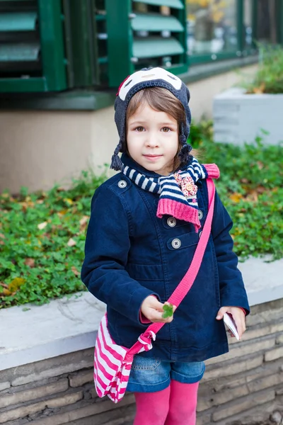 Sokaktaki şirin bebek kız