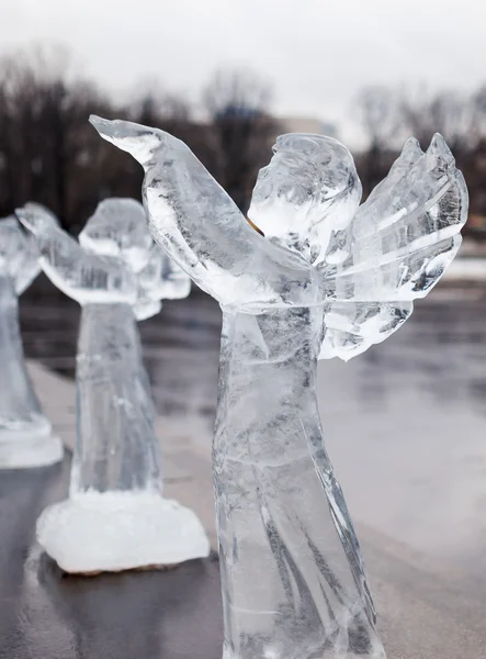 buzun içinde donmuş meleğin oyma heykel