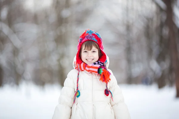 Adorabil fata prescolara in frumos parc de iarna — Fotografie, imagine de stoc