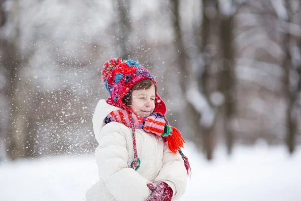 Adorable preschooler girl in beautiful winter park — Stock Photo, Image