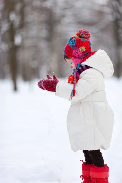 Adorable preschooler girl in beautiful winter park — Stock Photo, Image