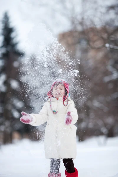 Imádnivaló óvodás a lány szép téli Park — Stock Fotó