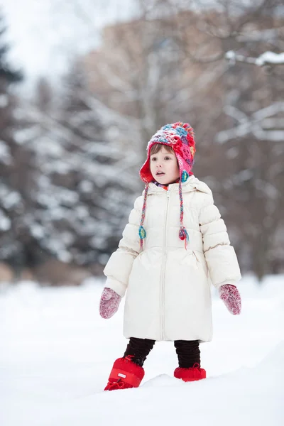 Adorable preschooler girl in beautiful winter park — Stock Photo, Image