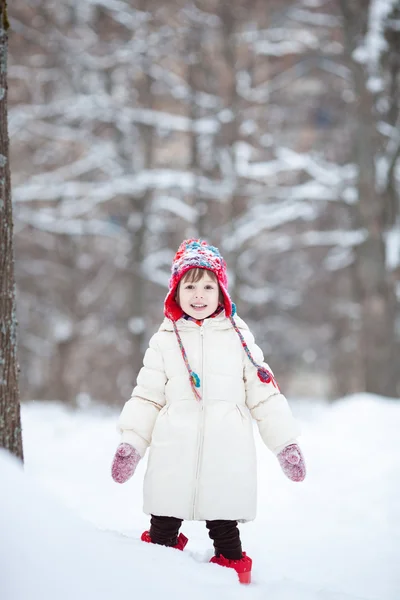 Adorable preschooler girl in beautiful winter park — Stock Photo, Image